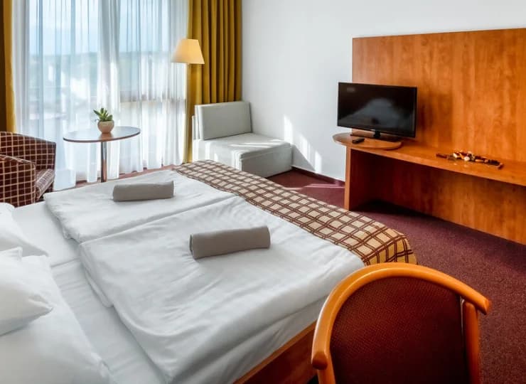 Pokoje wyposażono w szlafroki, sejf, TV, dostęp do Wi-Fi
