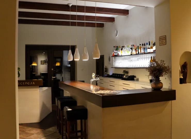 Bar mieści się tuż przy recepcji