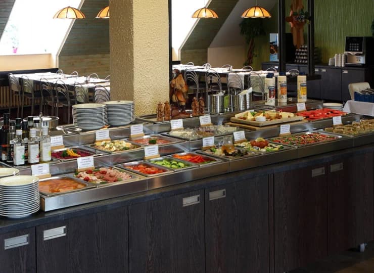 Na pierwszym piętrze hotelu znajduje się przestronna restauracja