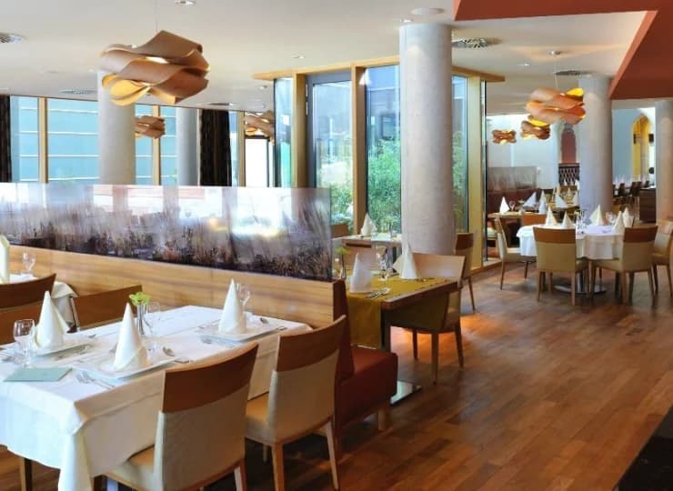 Hotelowa restauracja podaje dania kuchni regionalnej i międzynarodowej