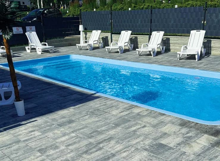 Strefa basenowa składa się z większego basenu z kaskadą, który otaczają leżaki