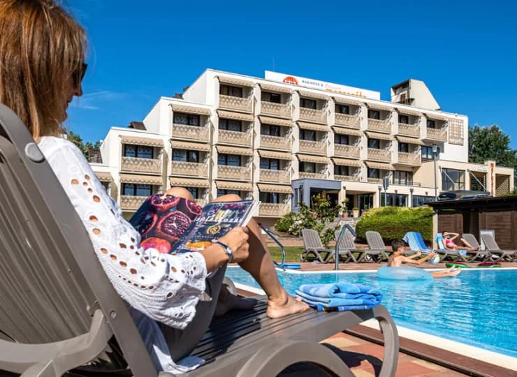 Hotel Margareta posiada zewnętrzny basen czynny w sezonie letnim