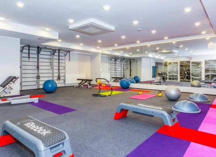 Jest też dobrze wyposażona sala fitness