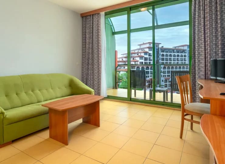 W części dziennej apartamentu mieści się rozkładana 2-osobowa kanapa