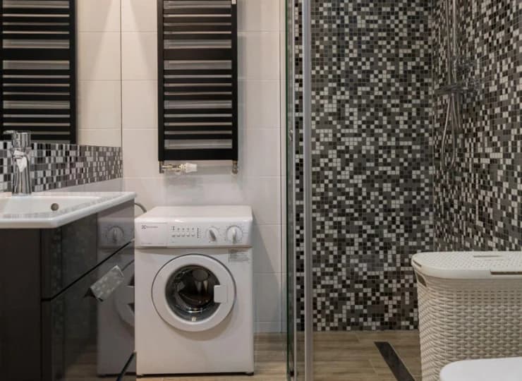 W apartamencie jest łazienka z kabiną prysznicową