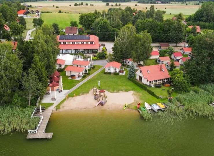 To rodzinny kompleks pensjonatu i domków położony nad brzegiem jeziora