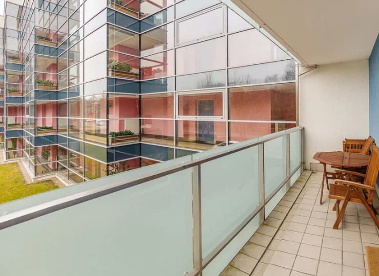 Nowoczesny apartamentowiec przylega do kompleksu hotelowego, 550 m od plaży