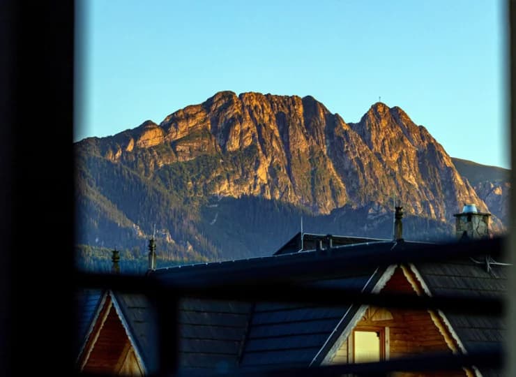 Z niektórych okien wprost widać Giewont