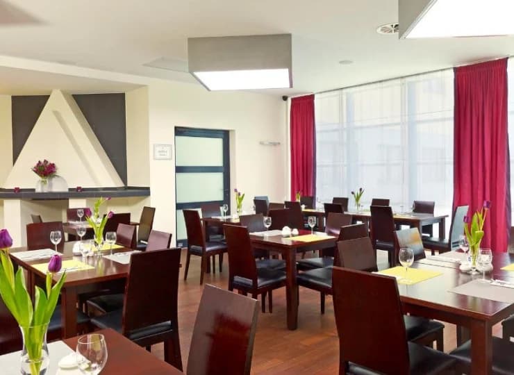 Tutejsza restauracja serwuje dania kuchni europejskiej