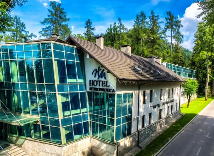 Z widokiem na góry i skąpany w zieleni
