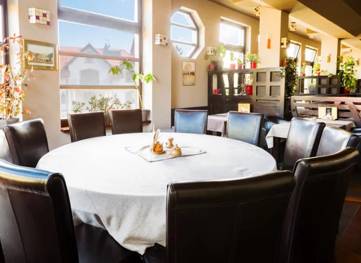 Śniadania i obiadokolacje podawane są w eleganckich wnętrzach