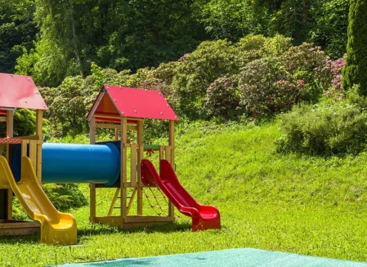 Hotel jest otoczony ogrodem, w którym znajduje się plac zabaw dla dzieci