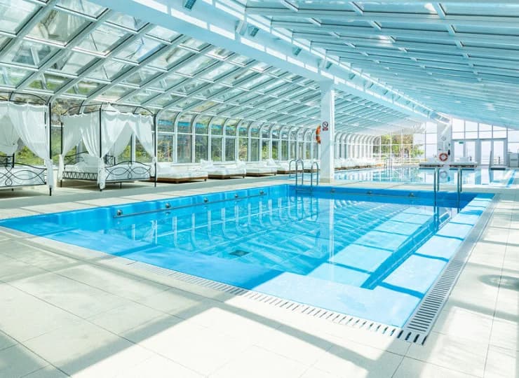 Do dyspozycji gości jest wewnętrzna i zewnętrzna strefa spa & wellness
