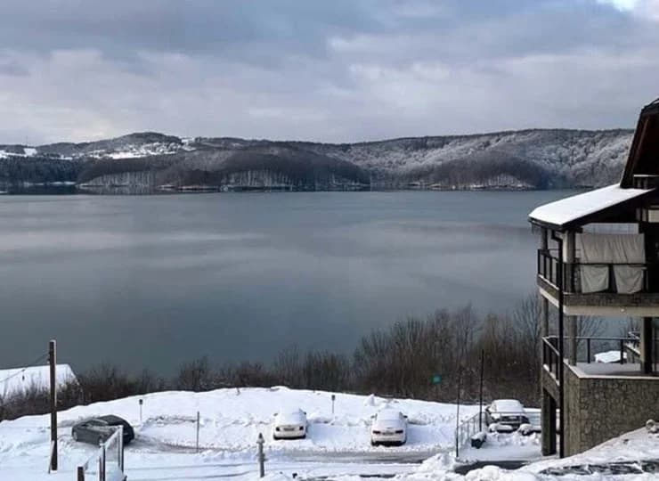 Z okien i tarasów widać las i wody jeziora
