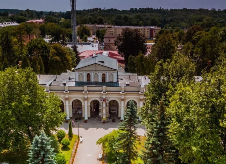 Obiekt położony jest w sercu uzdrowiska Buska Zdroju