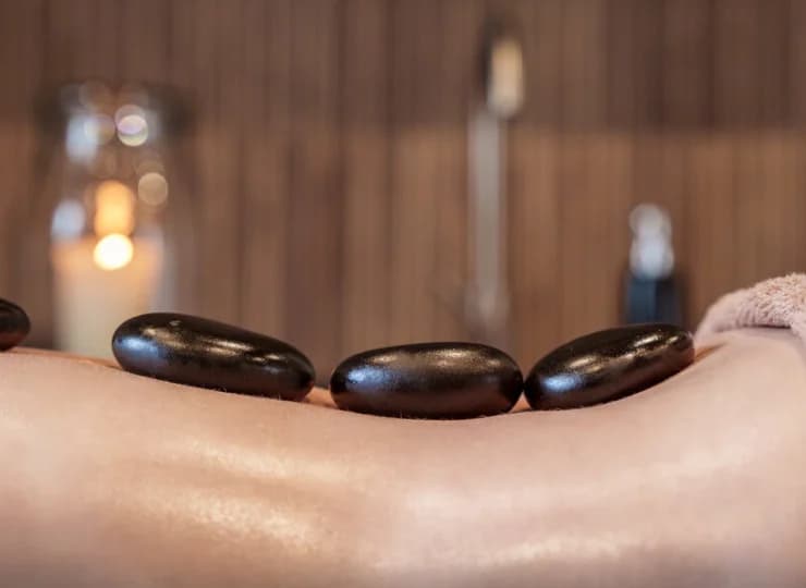 Menu spa posiada bogatą ofertę masaży, m.in. gorącymi kamieniami