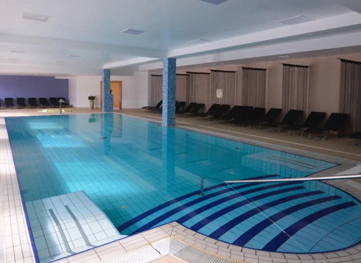 We wnętrzu hotelu mieści się kryty basen