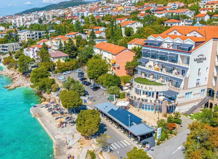 Hotel Marina**** znajduje się wprost nad Adriatykiem