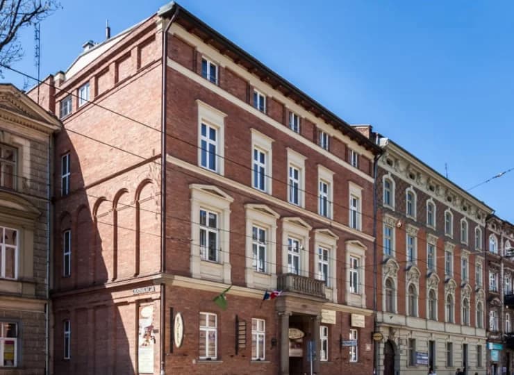 Hotel znajduje się w eleganckiej kamienicy przy ul. Karmelickiej
