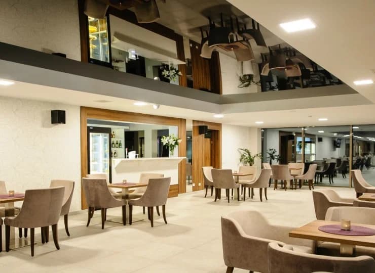 Restauracja serwuje dania oparte na polskich tradycjach kulinarnych