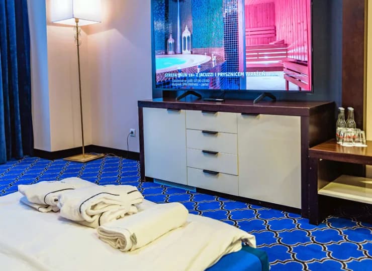 Sofa w salonie Junior Suite po rozłożeniu zamienia się w podwójne łóżko
