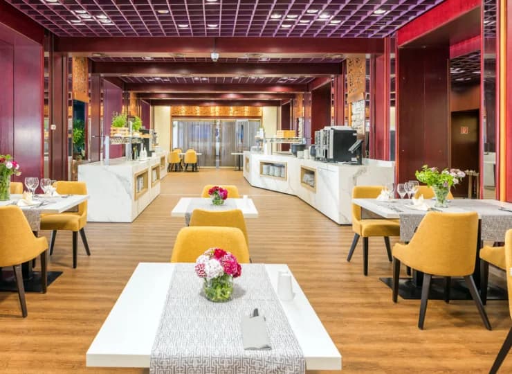 Goście hotelowi mogą korzystać z eleganckiej restauracji