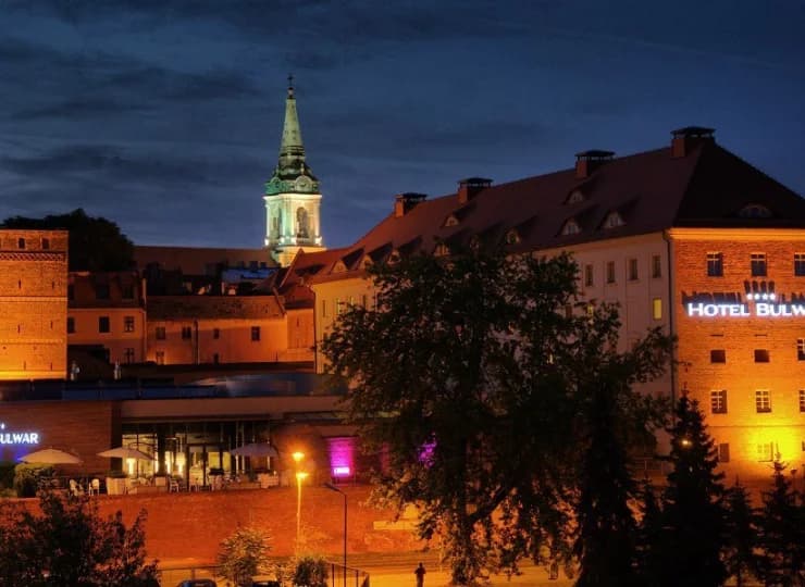 Hotel zajmuje budynek zabytkowych Koszar Racławickich