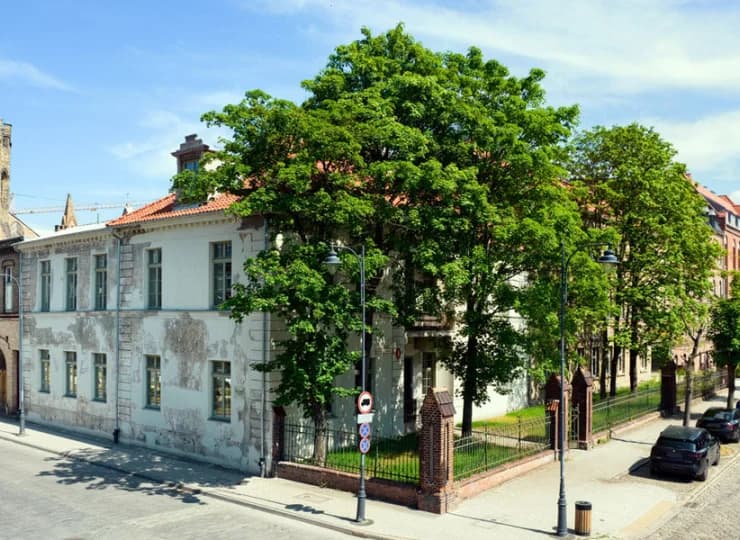 Obiekt znajduje się w zacisznej i zielonej okolicy