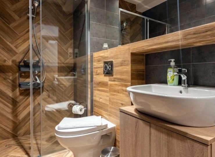 Łazienka z prysznicem w apartamentowcu Daglezja