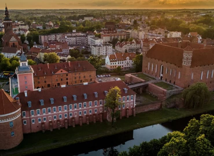 Obiekt mieści się w dawnych zabudowaniach rezydencji biskupów warmińskich