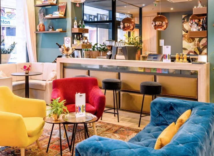 Obok recepcji mieści się niezobowiązujący Lobby Bar