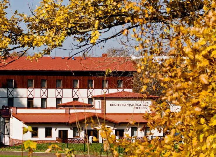 Hotel położony jest w spokojnej okolicy, blisko natury