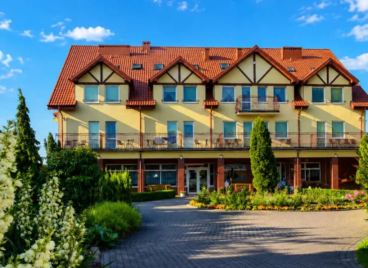 Pokoje mieszczą się w głównym budynku domu wczasowego