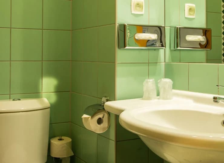 Każdy pokój posiada prywatną łazienkę z wanną lub kabiną prysznicową