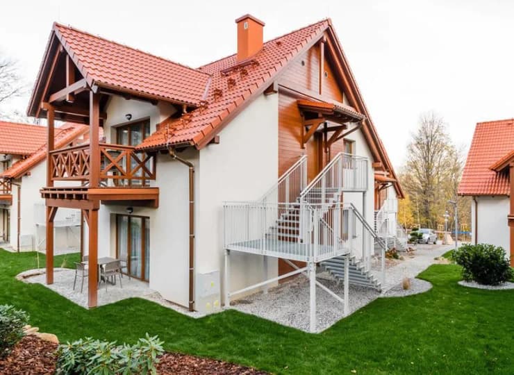 Apartamenty mieszczą się na parterach i pierwszych piętrach domków