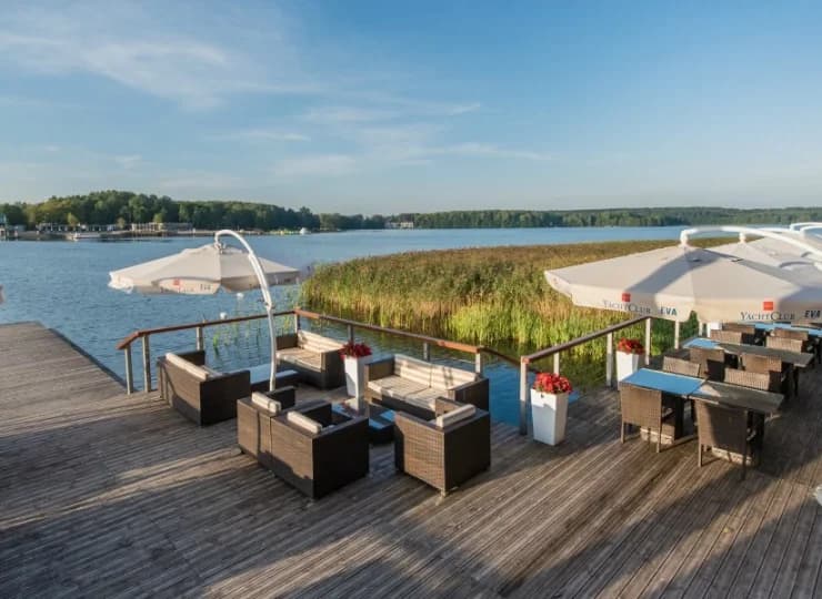 Restauracja jest połączona z dużym tarasem leżącym bezpośrednio nad wodą