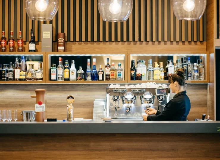 W lobby znajduje się bar