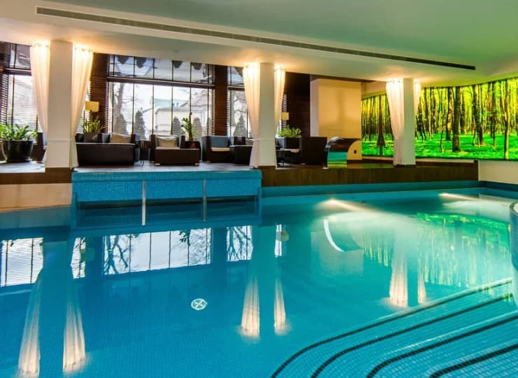 W ofercie strefy relaksu znajduje się basen oraz wygodna strefa wypoczynku