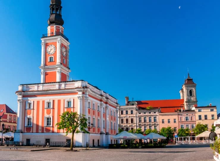 Rynek w Lesznie słynie z ratusza - jednego z najpiękniejszych w Polsce