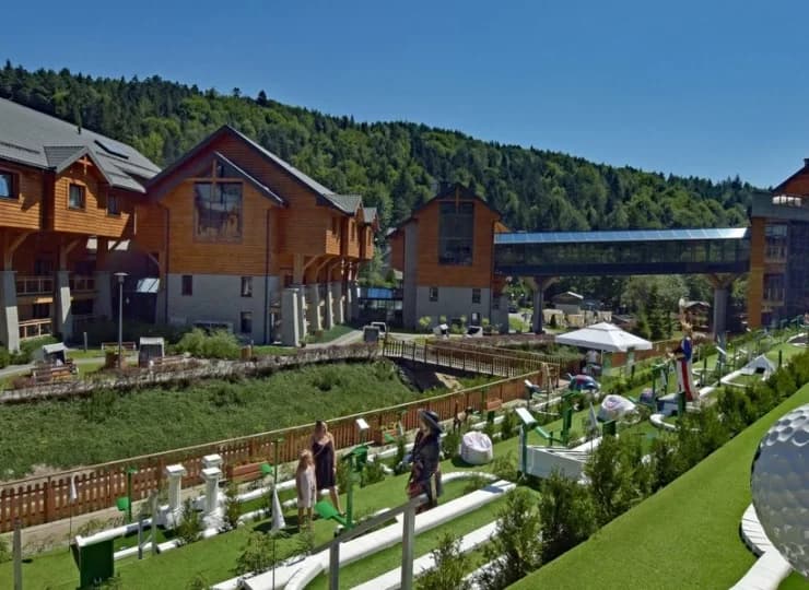 Czarny Potok Resort SPA & Conference wyróżnia się unikalną architekturą