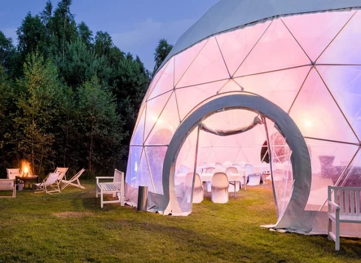 Hotel jest otoczony pięknym i rozległym ogrodem