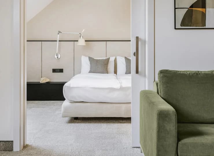 Apartament junior składa się z dwóch pokoi oddzielonych przesuwnymi drzwiami