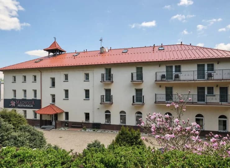 Oddalony jest zaledwie 10 minut spacerem od centrum Świeradowa-Zdroju