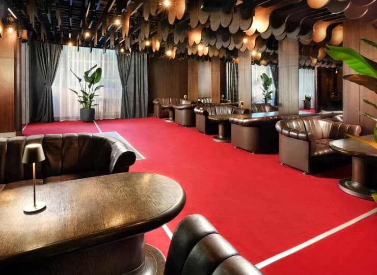 Hotelowy drink bar jest otwierany wieczorem