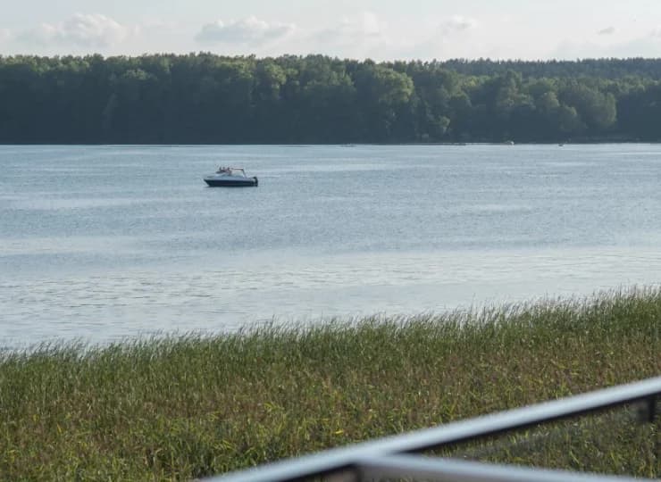Goście mogą podziwiać piękną przyrodę Jeziora Ukiel
