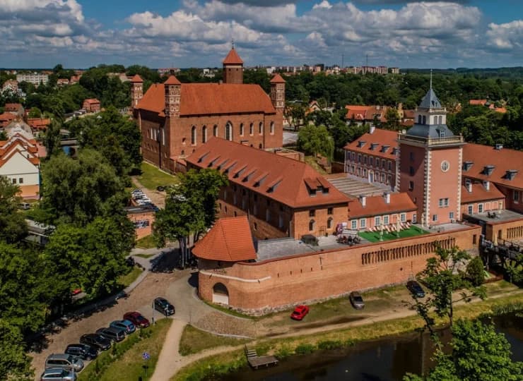 Malownicze otoczenie hotelu pozwala przenieść się w czasy średniowiecza