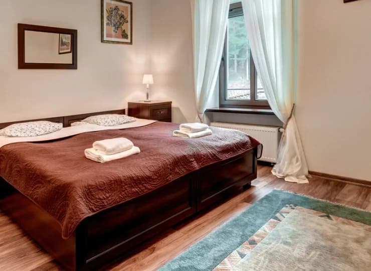 W wyposażeniu znajduje się telewizor, wi-fi, zestaw do parzenia kawy i herbaty