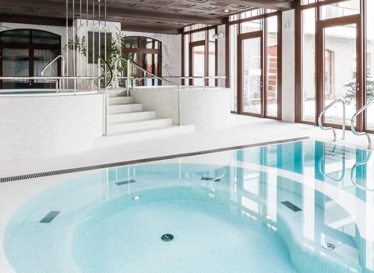 W strefie wellness są też dwa jacuzzi i leżaki