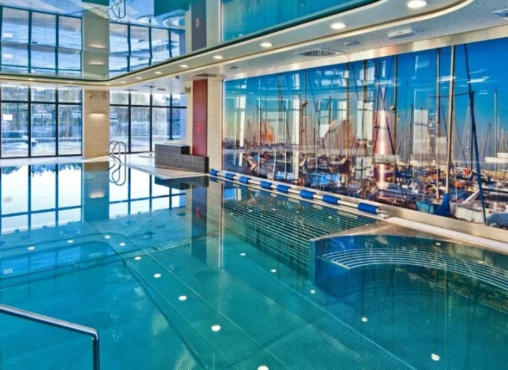 Hotel dysponuje strefą basenową z atrakcjami, jacuzzi i brodzikiem dla dzieci