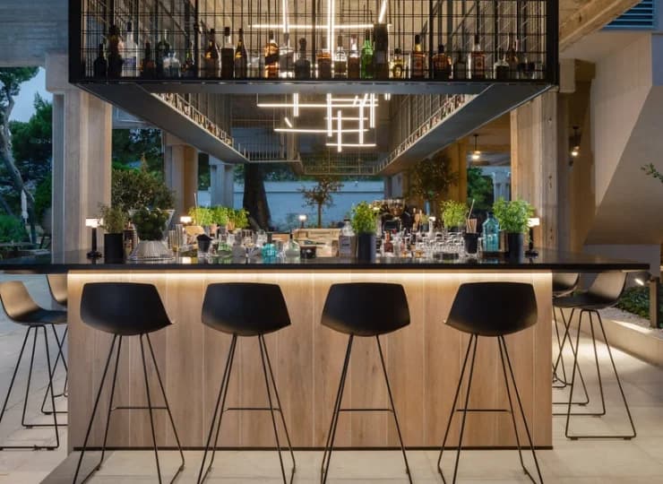 Hotel posiada kilka drink barów, specjalizuje się w winie